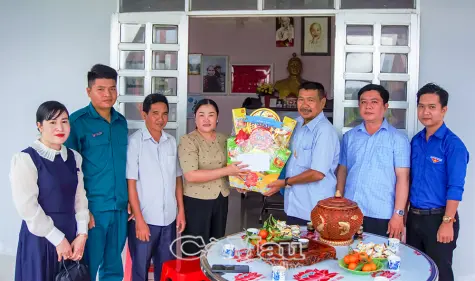 Xã Phan Ngọc Hiển thăm, tặng quà gia đình có công