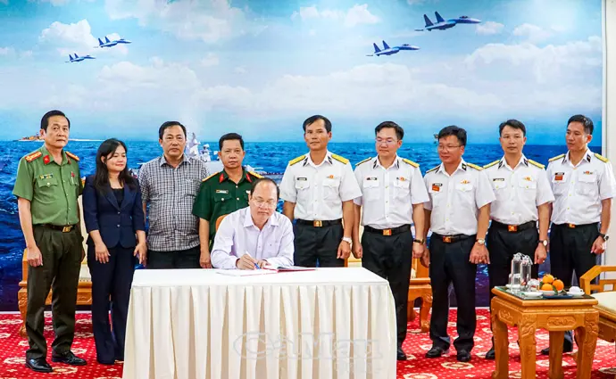 Bí thư Tỉnh uỷ Nguyễn Hồ Hải thăm, làm việc tại Lữ đoàn 175