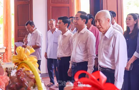 Dâng hương tưởng nhớ tiền nhân