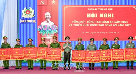 Công an tỉnh Cà Mau nhận Cờ dẫn đầu phong trào thi đua năm 2025 của Bộ Công an