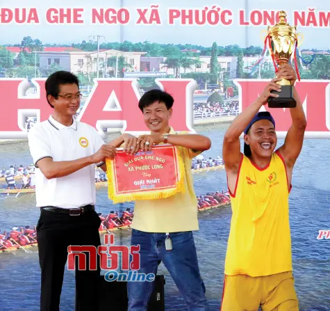 រឹតបន្តឹងចំណងសមាគ្គីតាមរយៈការប្រណាំងទូក.ង