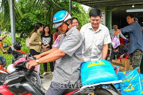 Bàn giao giống, vật tư triển khai mô hình nuôi tôm sú quảng canh cải tiến