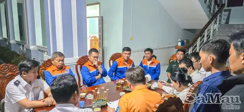 Tiếp nhận, bàn giao 4 thuyền viên tàu cá bị nạn trên biển