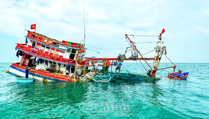 Kịp thời cứu vớt tàu cá và 13 ngư dân gặp nạn trên biển
