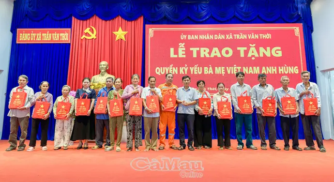 Xã Trần Văn Thời trao Kỷ yếu Bà Mẹ Việt Nam Anh hùng cho 124 gia đình
