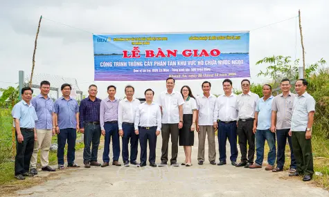 Bàn giao công trình trồng cây xanh tại hồ nước ngọt Khánh An