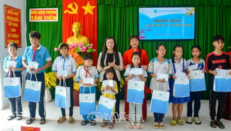 Hội LHPN Việt Nam thăm, tặng quà tại Đồn Biên phòng Tân Tiến