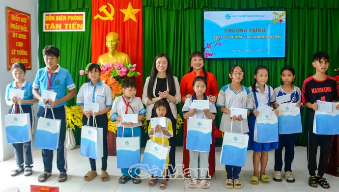 Hội LHPN Việt Nam thăm, tặng quà tại Đồn Biên phòng Tân Tiến