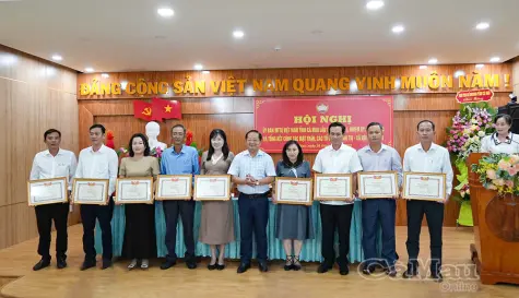 Củng cố khối đại đoàn kết, đổi mới hoạt động Mặt trận và các đoàn thể