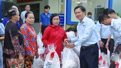 Trao 200 phần quà Tết cho người dân, học sinh khó khăn