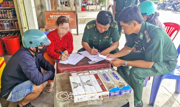 Xử lý 1 tiệm tạp hoá bán thuốc lá nhập lậu