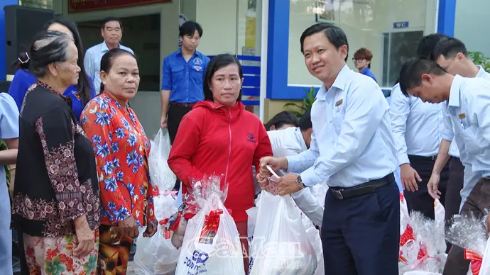 Trao 200 phần quà Tết cho người dân, học sinh khó khăn