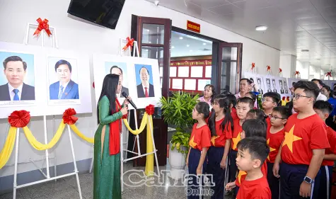 Bảo tàng Lịch sử Đảng bộ tỉnh Cà Mau thu hút đông đảo đoàn khách tham quan