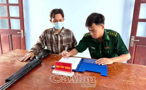 Người dân tự nguyện giao nộp vũ khí