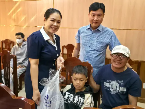 “Xuân yêu thương” trao 100 suất quà dịp năm mới 2026