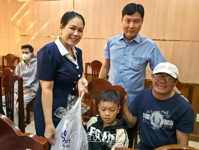 “Xuân yêu thương” trao 100 suất quà dịp năm mới 2026