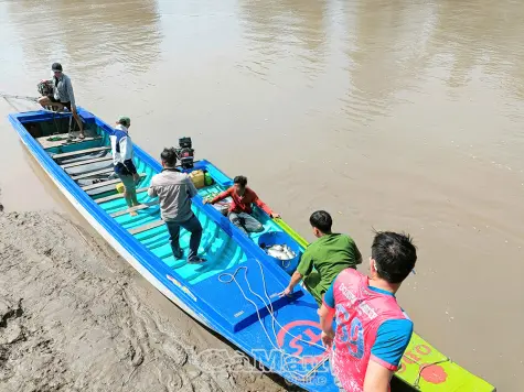 Công an xã Đất Mũi bắt đối tượng khai thác thuỷ sản trái phép