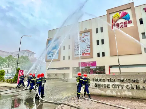 Diễn tập chữa cháy tại trung tâm thương mại