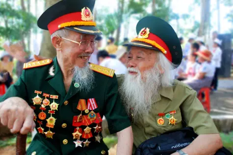 Tặng quà người có công với cách mạng nhân dịp Tết Nguyên đán Bính Ngọ