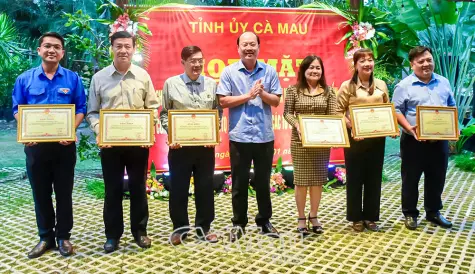 Biểu dương tập thể, cá nhân đóng góp vào thành công Đại hội MTTQ Việt Nam tỉnh Cà Mau và các đoàn thể