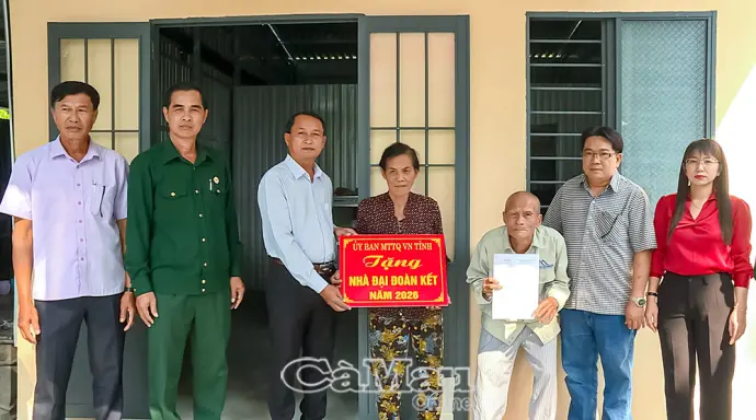 Trao mái ấm Đại đoàn kết cho gia đình khó khăn sau hoả hoạn