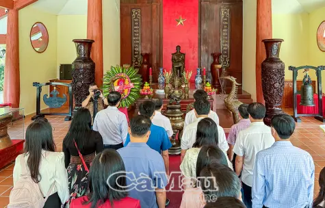 Đoàn cán bộ Cơ quan Uỷ ban Kiểm tra Trung ương dâng hương Chủ tịch Hồ Chí Minh