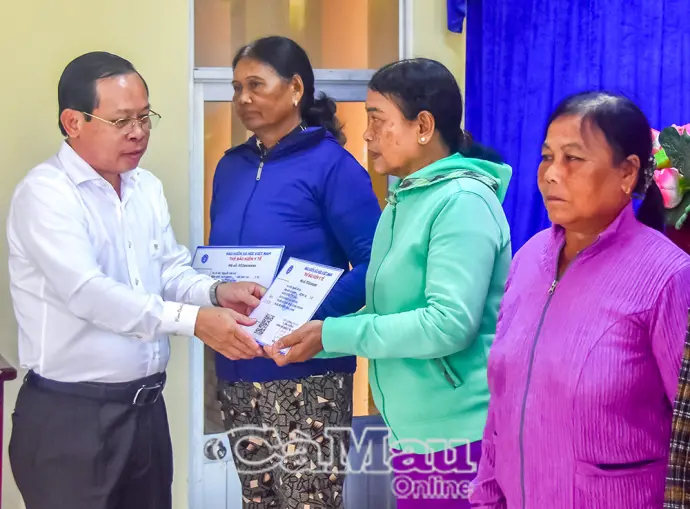 Trao tặng thẻ BHYT, mang Tết ấm đến với người dân khó khăn