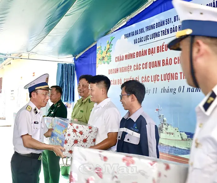 Mang xuân sớm ra đảo Hòn Khoai