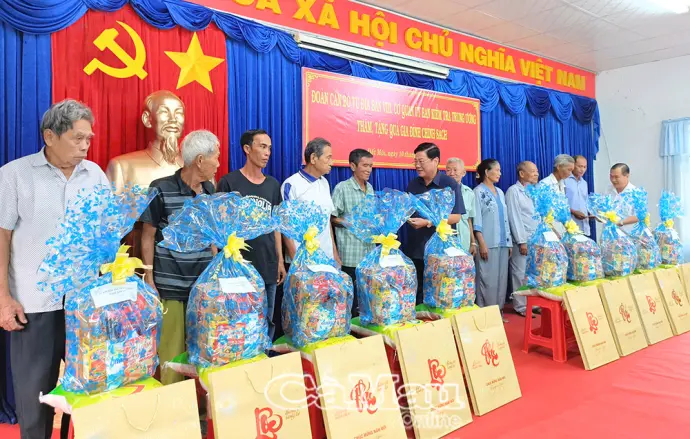 Vụ Địa bàn VIII thăm, tặng quà gia đình chính sách tại xã Đất Mũi