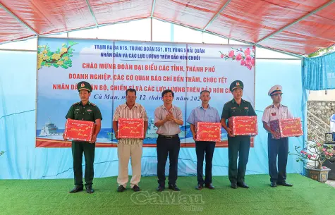 Quà Tết từ đất liền đến với quân, dân Hòn Chuối