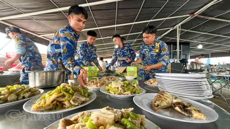 Giữ lửa bếp tàu giữa trùng khơi