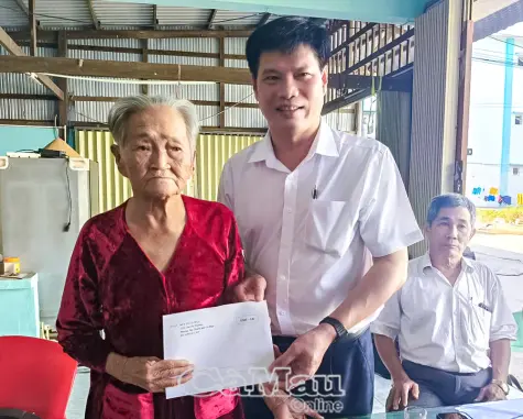 Thăm, tặng quà Mẹ Việt Nam anh hùng Lý Thị Nhuộm