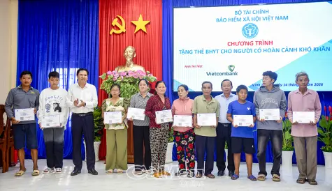 Trao tặng 300 thẻ bảo hiểm y tế, mang Xuân đến với người dân xã Vĩnh Thanh