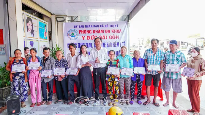 Trao 320 thẻ BHYT cho hộ khó khăn