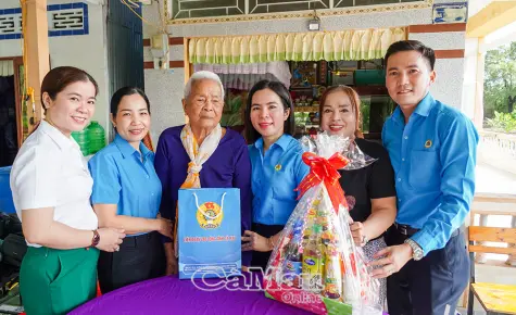 Cán bộ Công đoàn thăm mẹ Việt Nam anh hùng nhận phụng dưỡng