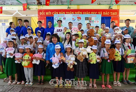Mang Tết ấm đến trẻ em khó khăn xã Cái Đôi Vàm
