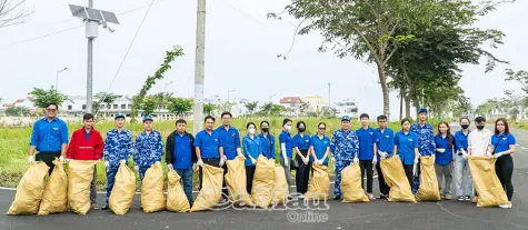 Tổng vệ sinh môi trường chào mừng kỷ niệm 96 năm Ngày thành lập Đảng
