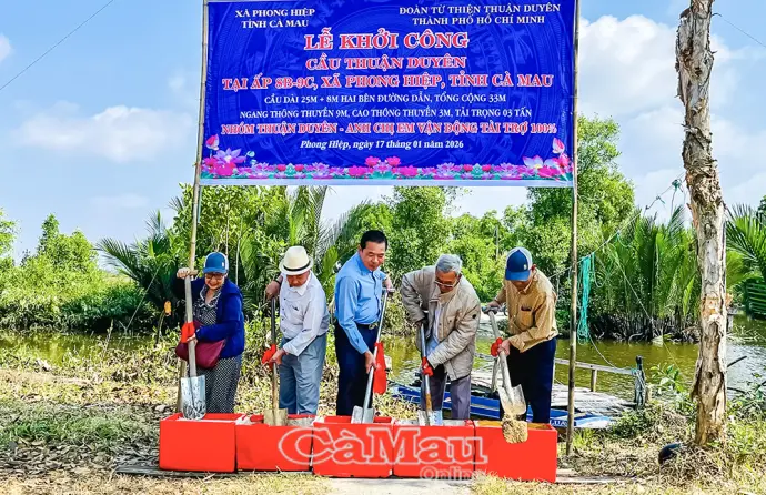 Dâng quà chào mừng Đại hội đại biểu toàn quốc lần thứ XIV của Đảng