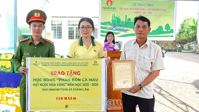 Phân bón Dầu khí Cà Mau trao tặng 150 phần quà cho học sinh khó khăn