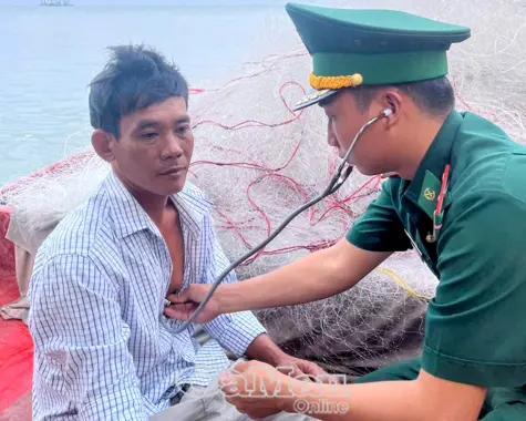 BĐBP Hòn Khoai kịp thời hỗ trợ y tế cho thuyền viên tàu cá trên biển