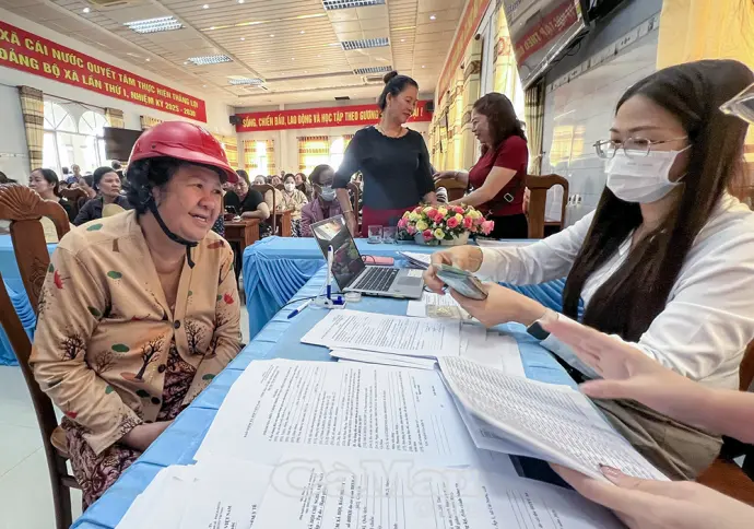 Hoàn trả BHYT - niềm vui của người dân xã an toàn khu