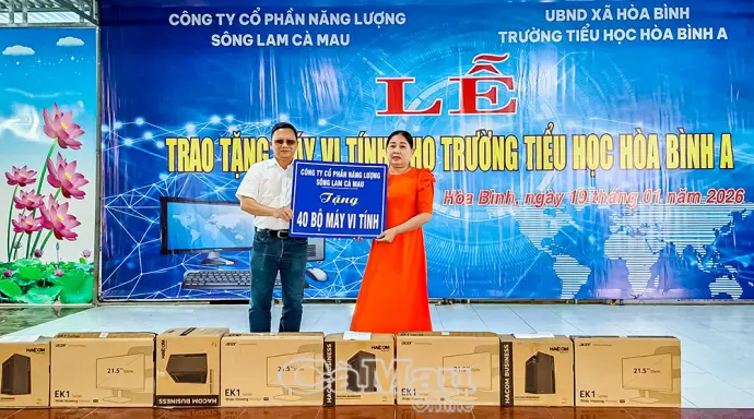 Trao tặng 40 bộ máy vi tính cho Trường Tiểu học Hoà Bình A