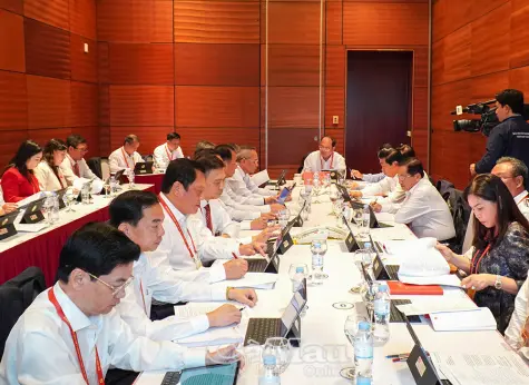 Đoàn đại biểu Đảng bộ tỉnh Cà Mau thảo luận văn kiện trình Đại hội XIV