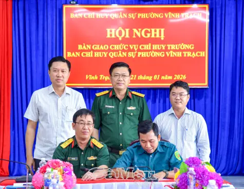 Bàn giao chức vụ Chỉ huy trưởng Ban CHQS xã, phường