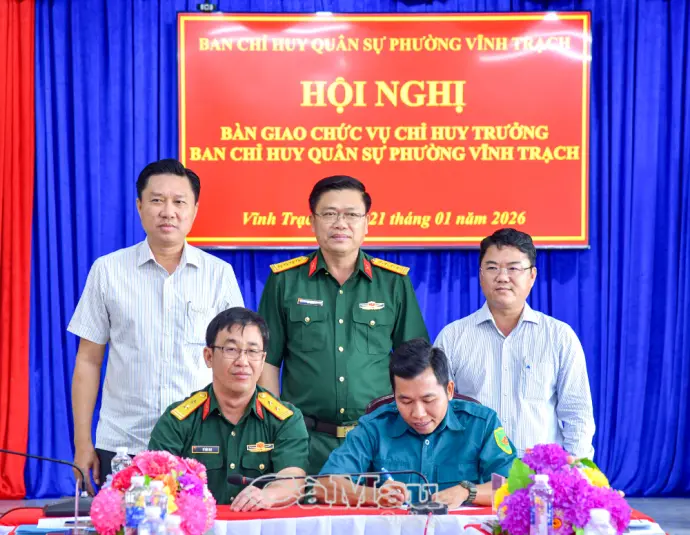 Bàn giao chức vụ Chỉ huy trưởng Ban CHQS xã, phường