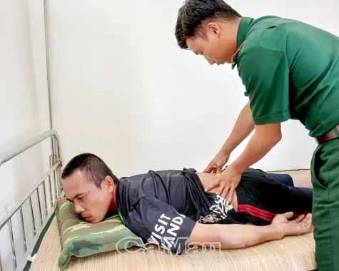 Quân y Hòn Khoai kịp thời hỗ trợ y tế cho ngư dân