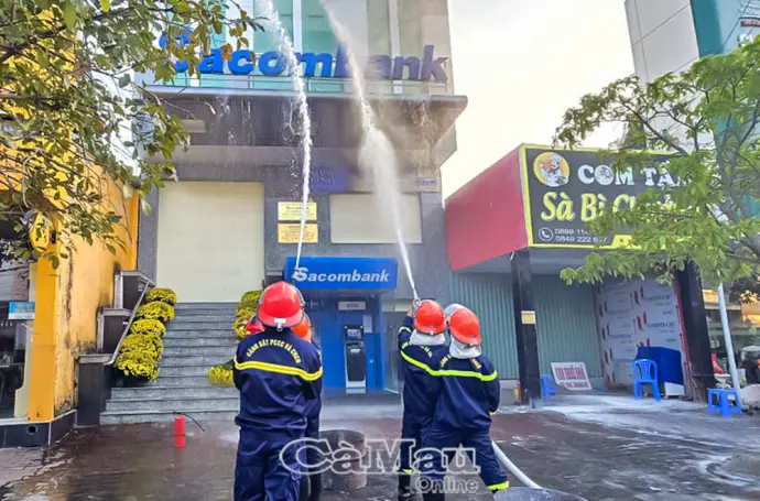 Thực tập xử lý tình huống giả định cháy nổ xảy ra tại ngân hàng