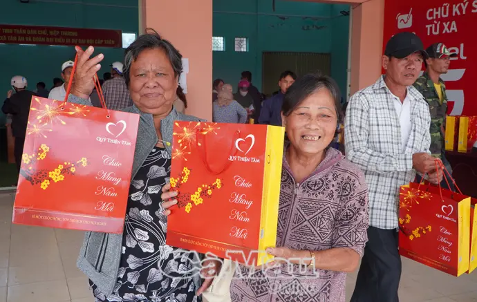 Mang Tết đến sớm với bà con nghèo