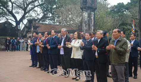 Đoàn cán bộ tỉnh Cà Mau dâng hương tại Di tích Cố đô Hoa Lư