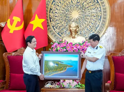 Vùng 5 Hải quân chúc Tết tỉnh Cà Mau